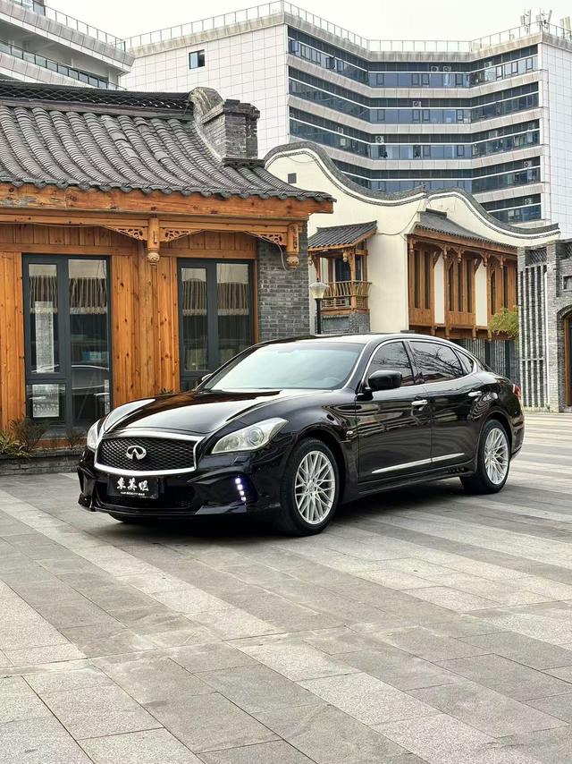 Infiniti Q70