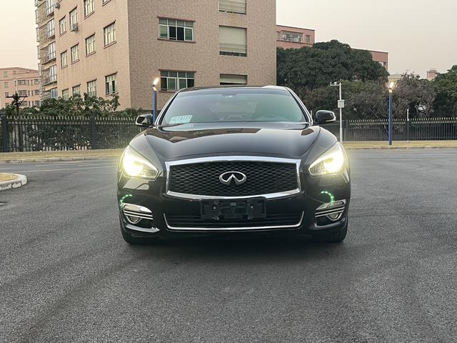 Infiniti Q70