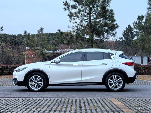 Infiniti QX30