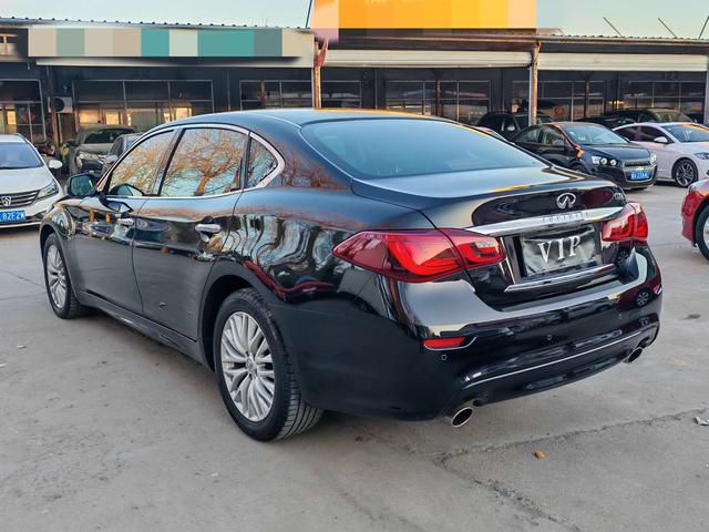 Infiniti Q70