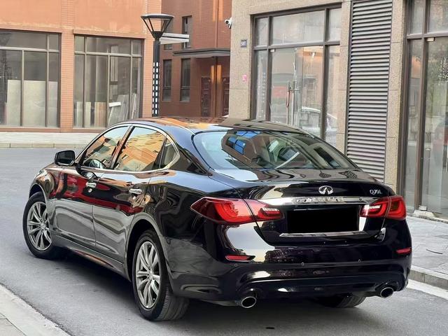 Infiniti Q70