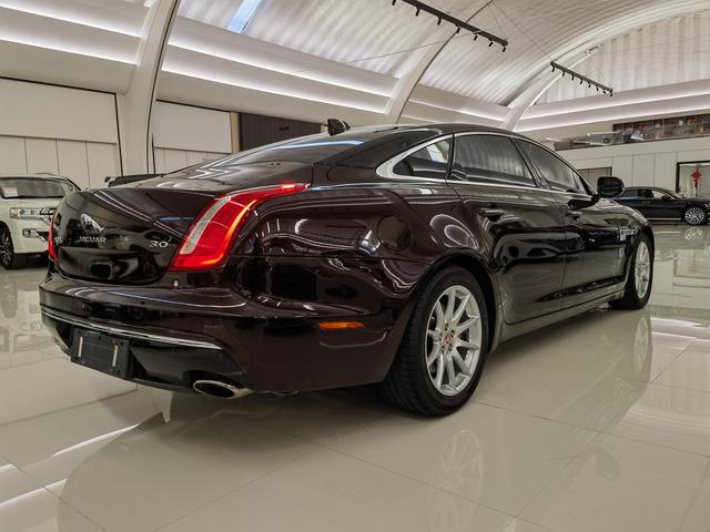 Jaguar XJ