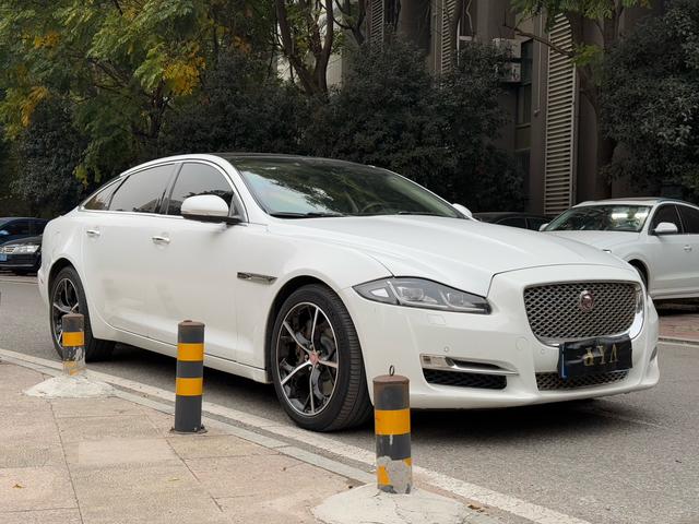 Jaguar XJ