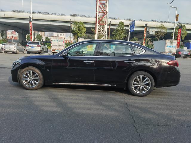 Infiniti Q70