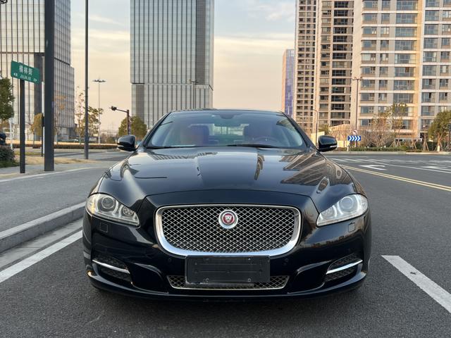 Jaguar XJ