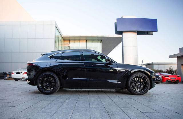 Aston Martin DBX