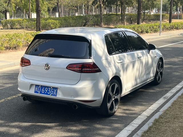 Volkswagen Golf GTI