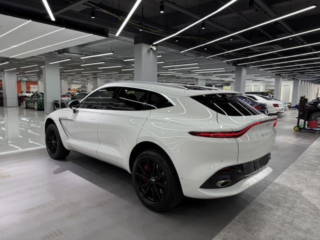 Aston Martin DBX