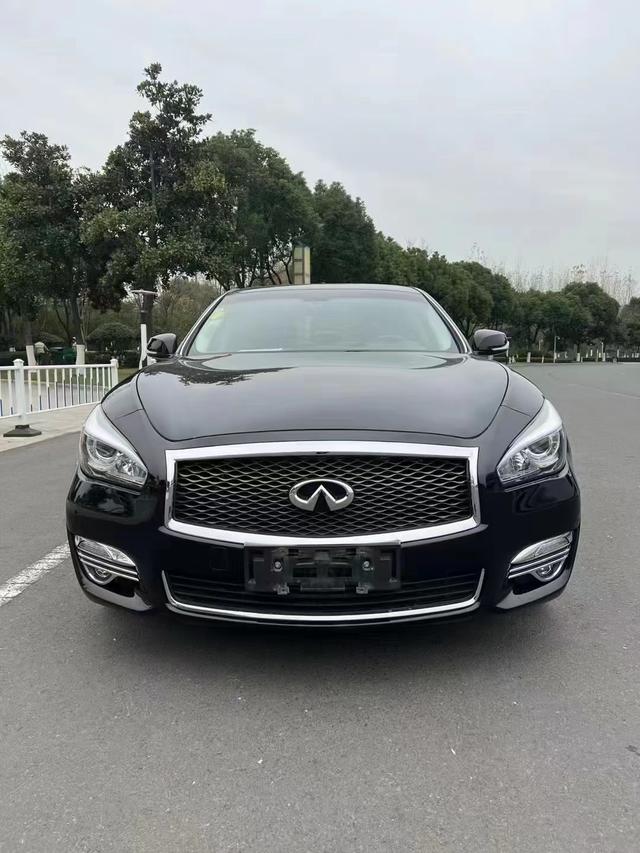 Infiniti Q70