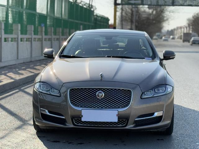 Jaguar XJ