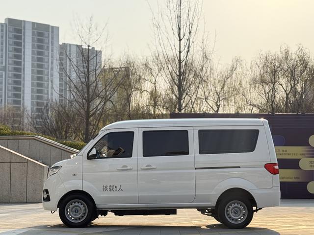 SRM Xinyuan Hiace EV