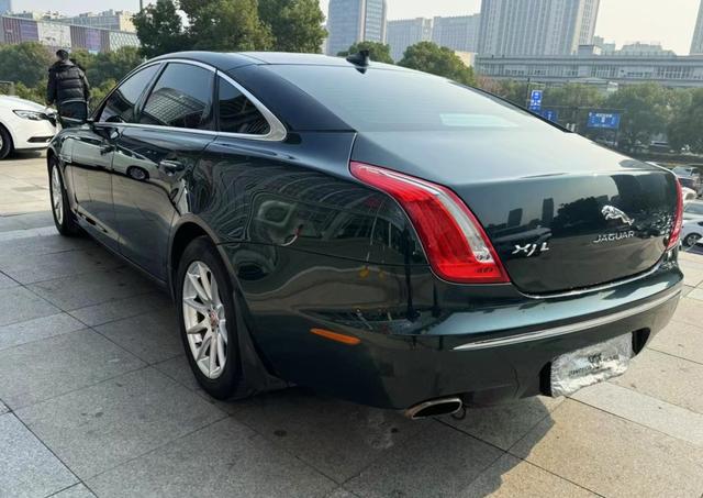 Jaguar XJ