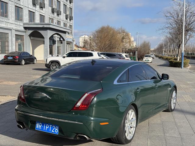 Jaguar XJ