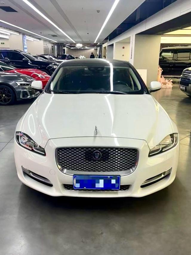 Jaguar XJ