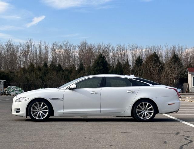 Jaguar XJ