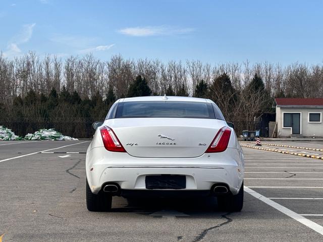 Jaguar XJ