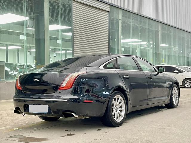 Jaguar XJ