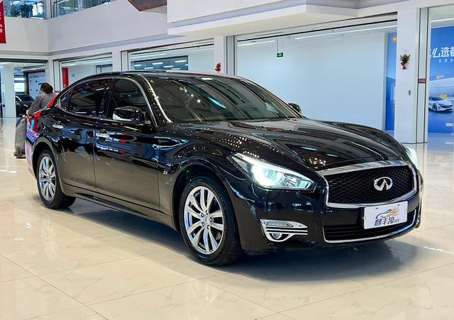 Infiniti Q70