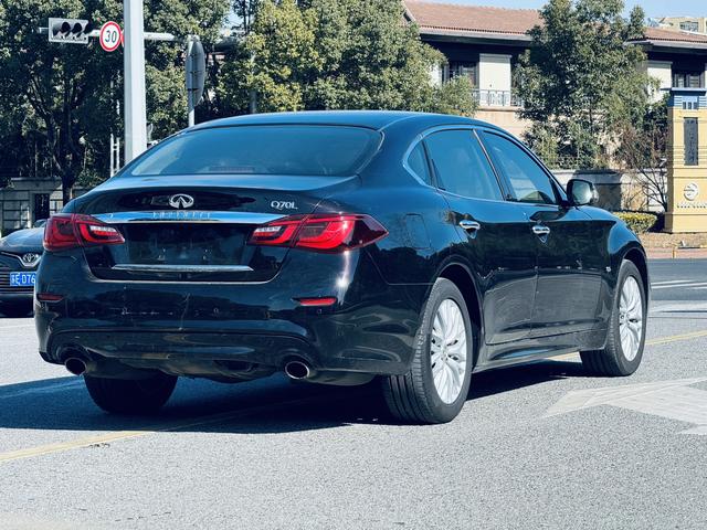 Infiniti Q70