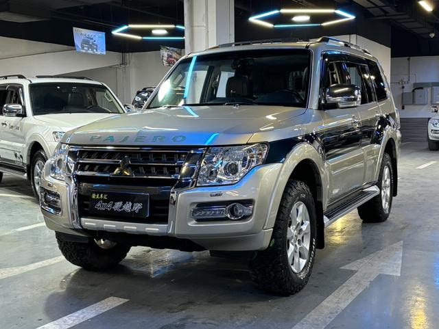 Mitsubishi Pajero (imported)