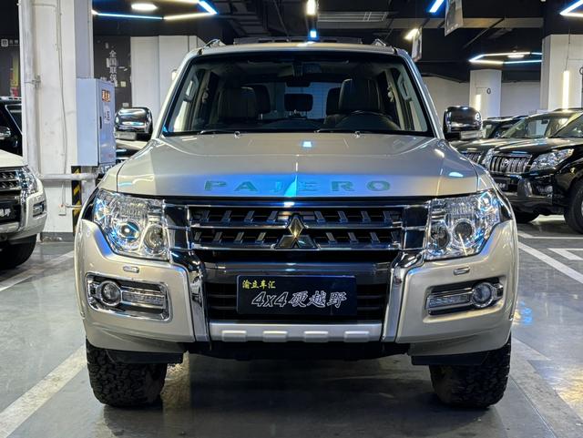 Mitsubishi Pajero (imported)