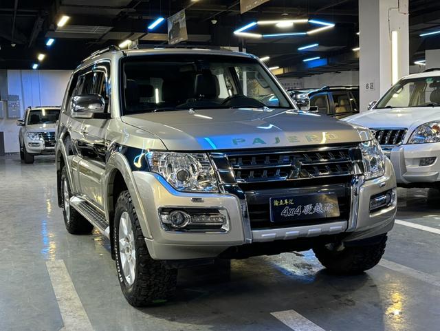 Mitsubishi Pajero (imported)