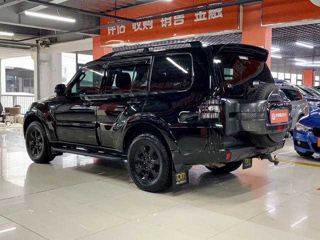 Mitsubishi Pajero (imported)