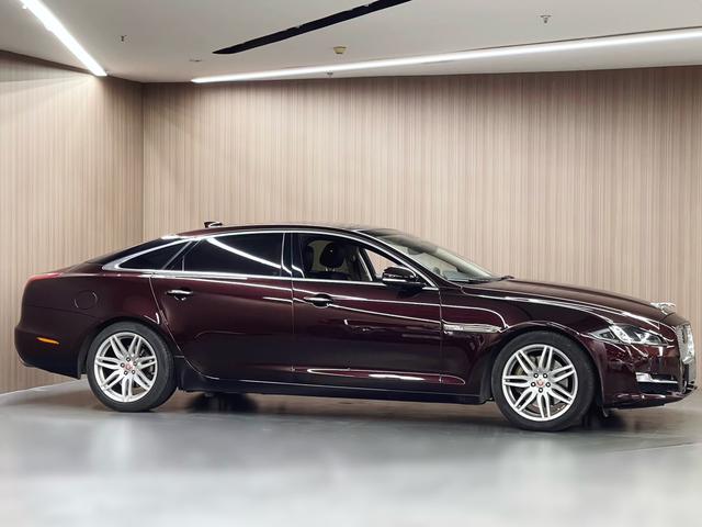 Jaguar XJ