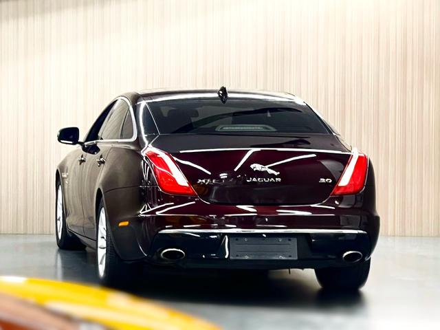 Jaguar XJ