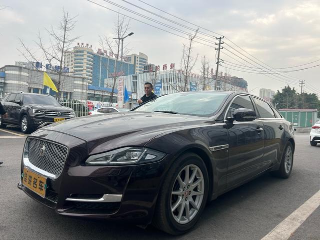 Jaguar XJ