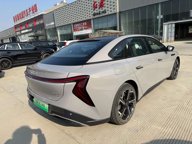 Hongqi EH7