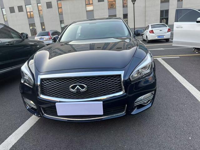 Infiniti Q70