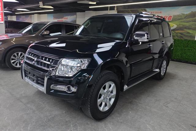 Mitsubishi Pajero (imported)