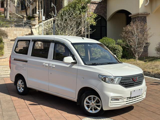 Wuling Hongguang V