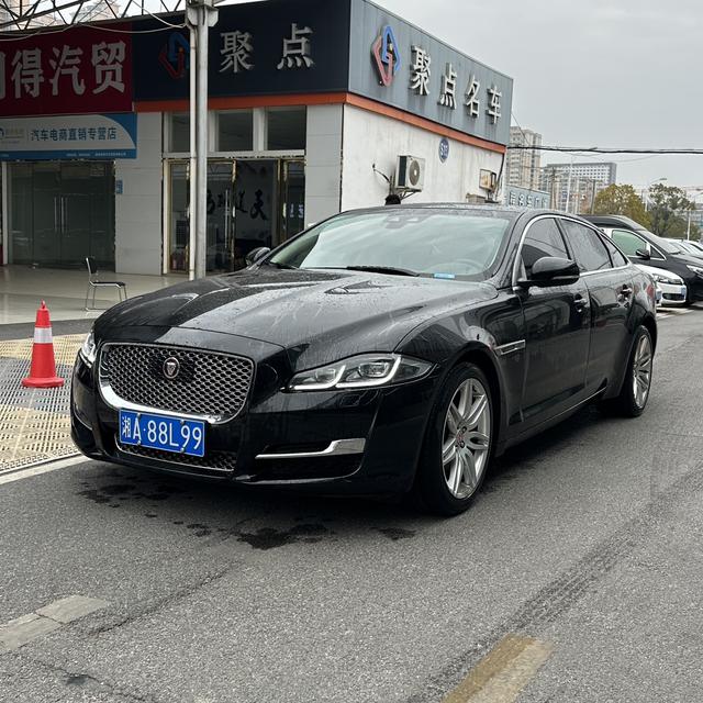 Jaguar XJ