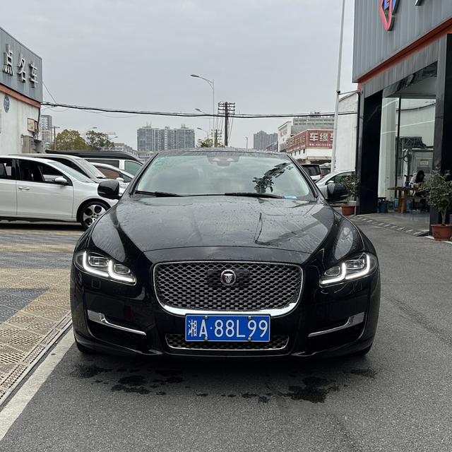 Jaguar XJ