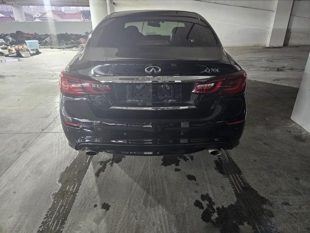 Infiniti Q70