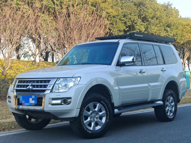 Mitsubishi Pajero (imported)