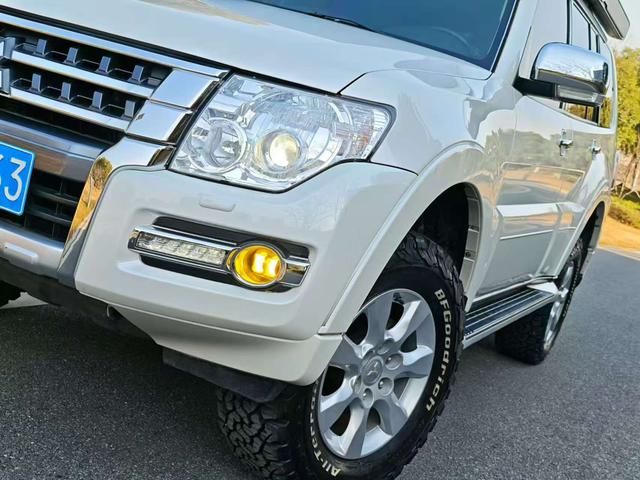 Mitsubishi Pajero (imported)