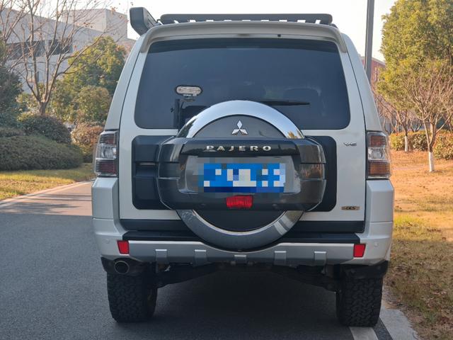 Mitsubishi Pajero (imported)