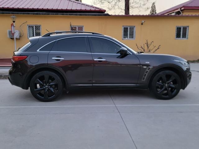 Infiniti QX70