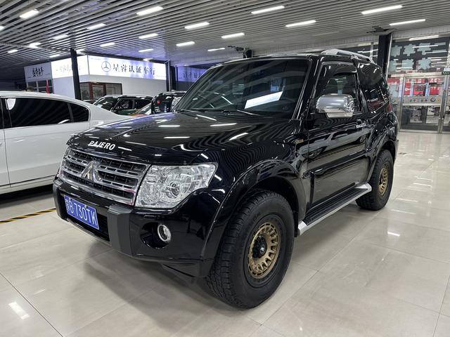 Mitsubishi Pajero (imported)