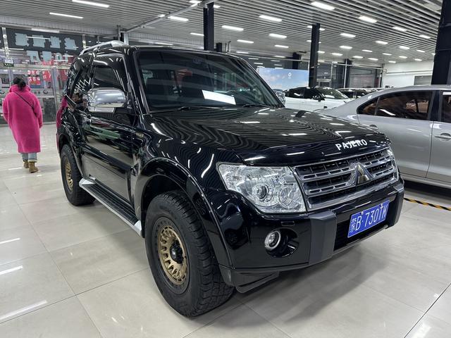 Mitsubishi Pajero (imported)