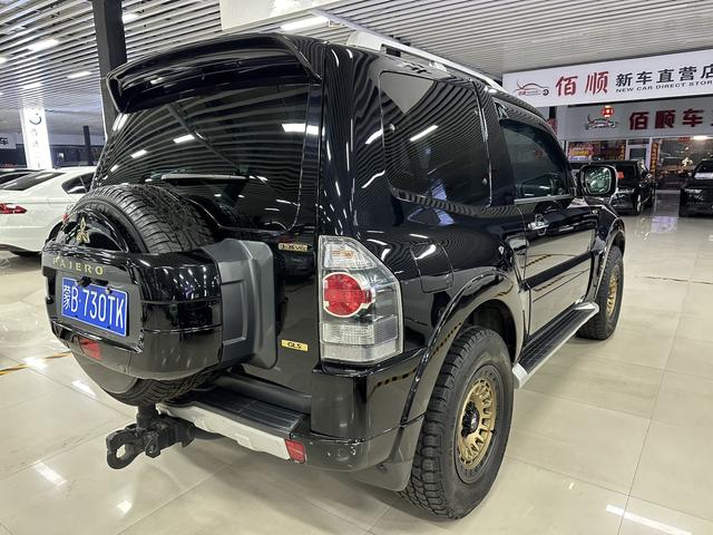 Mitsubishi Pajero (imported)