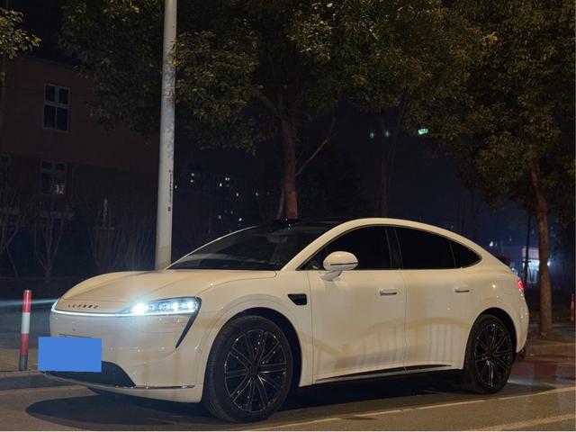 Luxeed Zhijie R7