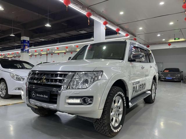 Mitsubishi Pajero (imported)