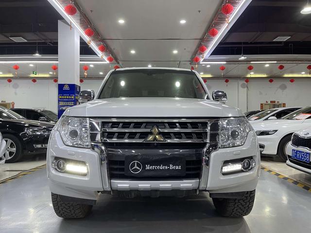 Mitsubishi Pajero (imported)