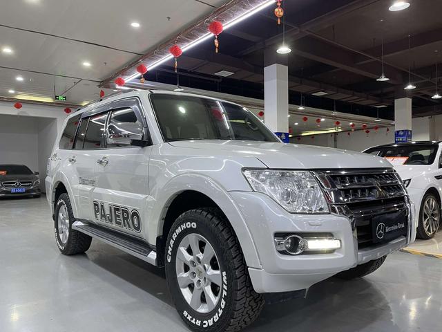 Mitsubishi Pajero (imported)