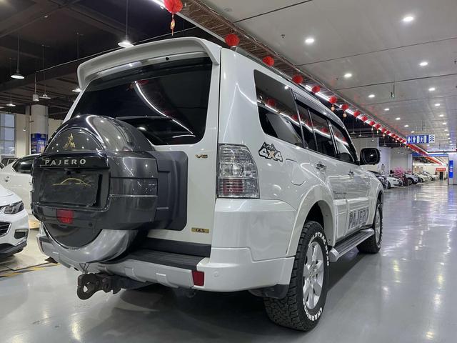 Mitsubishi Pajero (imported)