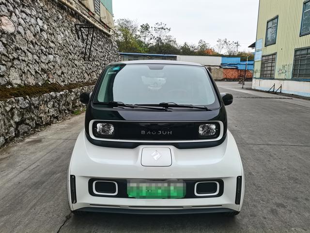 Baojun E300